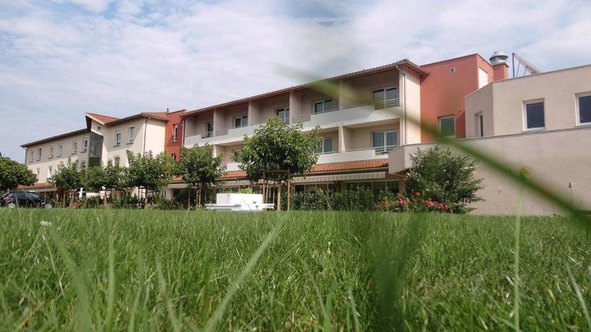 Hôtel pour 3 personnes, avec Jacuzzi et Terrasse ainsi que Jardin et Piscine à Sarcey