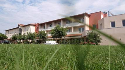 Hôtel pour 4 personnes, avec jardin et jacuzzi ainsi que piscine et terrasse, animaux acceptés à Sarcey