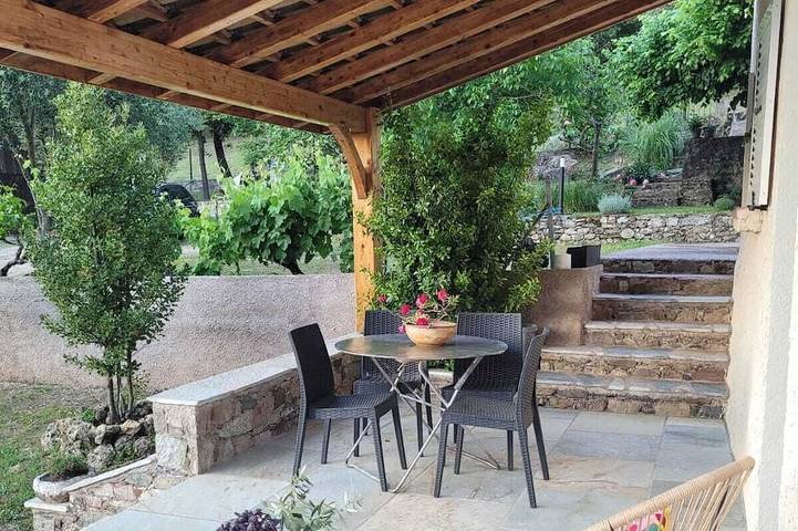 Gîte pour 4 personnes, avec balcon et piscine dans Aiti