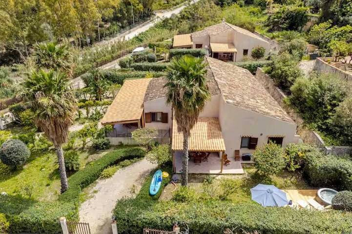 Villa for 6 people, with balcony and hot tub as well as garden in Scopello