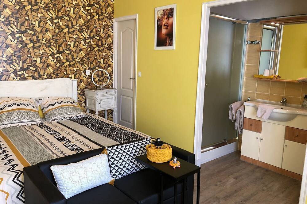 The Élise room offers calm, comfort and nature in Castelsarrasin, Tarn y Garona