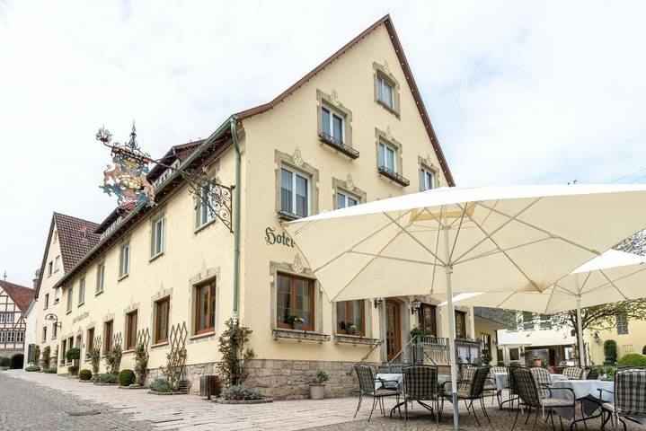 Hotel, mit Terrasse und Sauna sowie Ausblick in Niederstetten