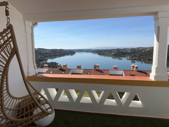 Gîte pour 4 personnes, avec Balcon et Terrasse ainsi que Piscine et Vue sur le lac dans Aldeia do Mato