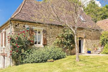 Location de vacances pour 6 personnes, avec terrasse ainsi que jardin et piscine à Thenon
