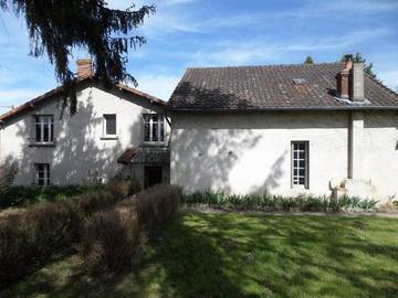 Cottage pour 2 personnes, avec jardin et vue, animaux acceptés à Thiat