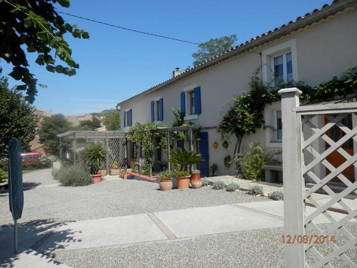 Gîte pour 4 personnes, avec piscine ainsi que jardin et vue, adapté aux familles à Salsigne