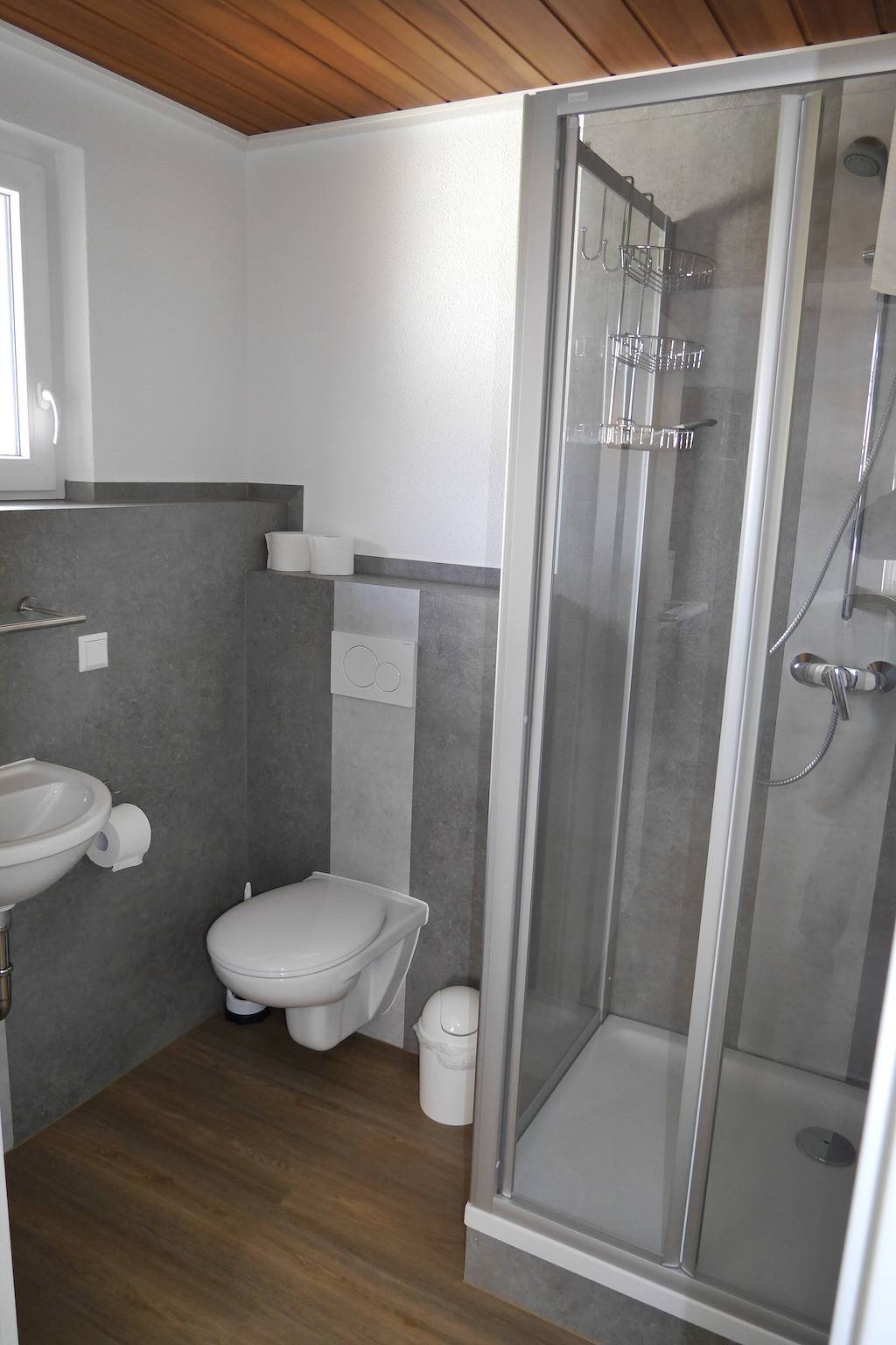 Ganze Wohnung, Ferienwohnung 'Hewenpanorama 2' mit Bergblick, gemeinsamer Terrasse und Wlan in Engen, Hegau