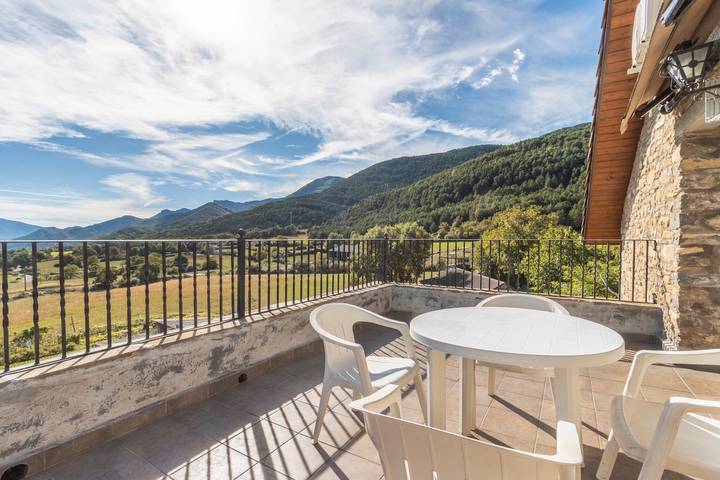Casa rural para 4 personas, con jardín y balcón en Fiscal