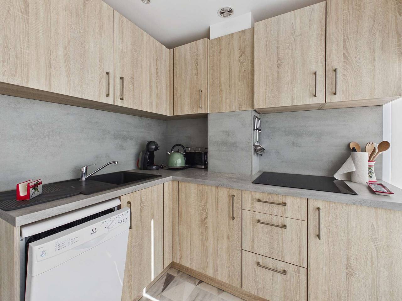 Entire apartment, Renovated 2-Bedroom Apartment Near Shops and 300m from the Beach, Private Parking Included! in Marseillan, Côte d'Améthyste