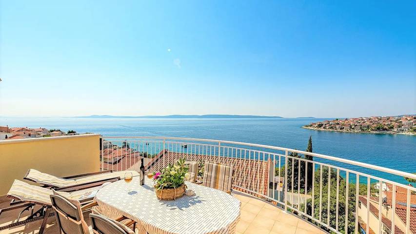 Villa pour 12 personnes, avec balcon ainsi que piscine et sauna à Okrug Gornji