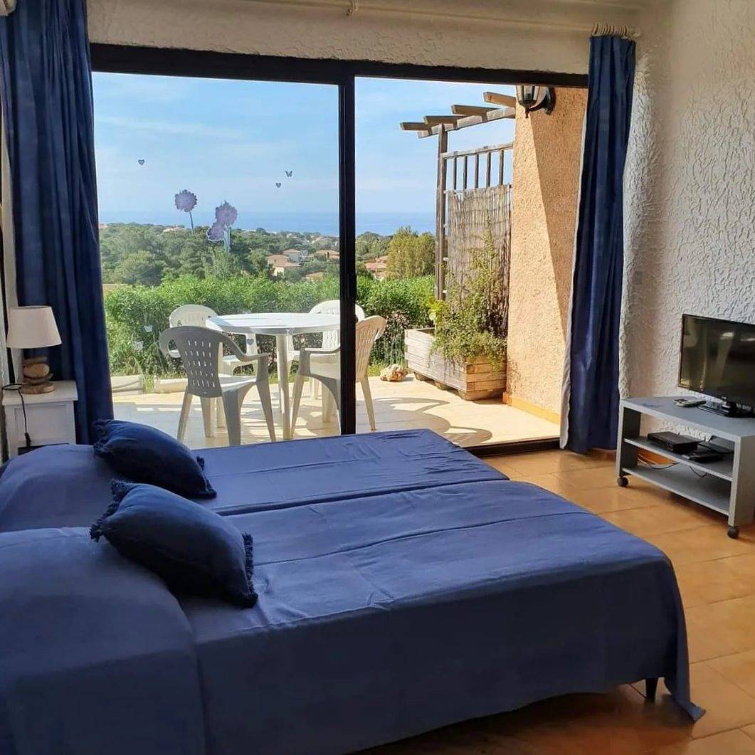 Studio entier, Sant Ambrogggio vue sur mer terrasse. Climatisé in Sant Ambroggio, Lumio