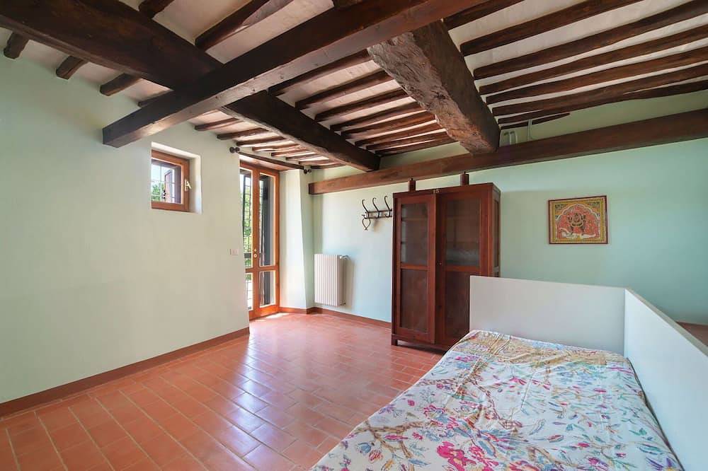 Casa de vacaciones privada con Wifi, jacuzzi, piscina privada, Tv, balcón, mascotas permitida in Paciano, Provincia de Perugia