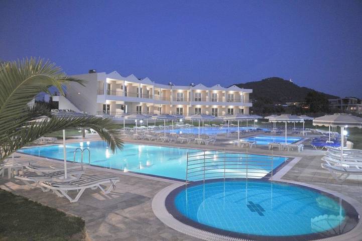 Appart’hôtel pour 4 personnes, avec piscine ainsi que vue et jardin, adapté aux familles