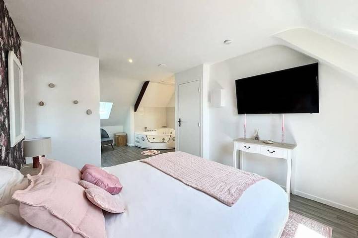 Appartement entier, L’instant rose - Cocon fleuri avec jacuzzi in Quéven, Côte des Mégalithes