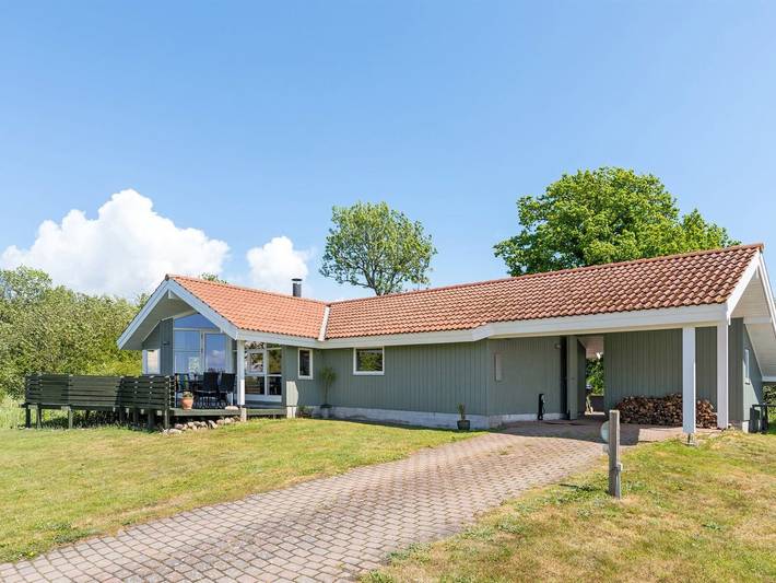 Ferieudlejning for 6 personer, med pool og terrasse såvel som jacuzzi og sauna i Hasle