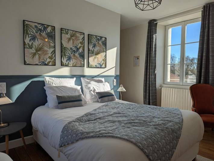 Location de vacances pour 3 personnes, avec piscine et vue ainsi que terrasse et jardin à Saint-Saturnin (Charente)