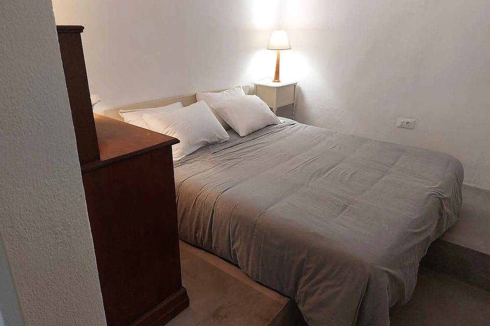 Haus der sieben Schiffe Traditionelles Haus mit Blick auf die Ägäis in Finikia, Santorin