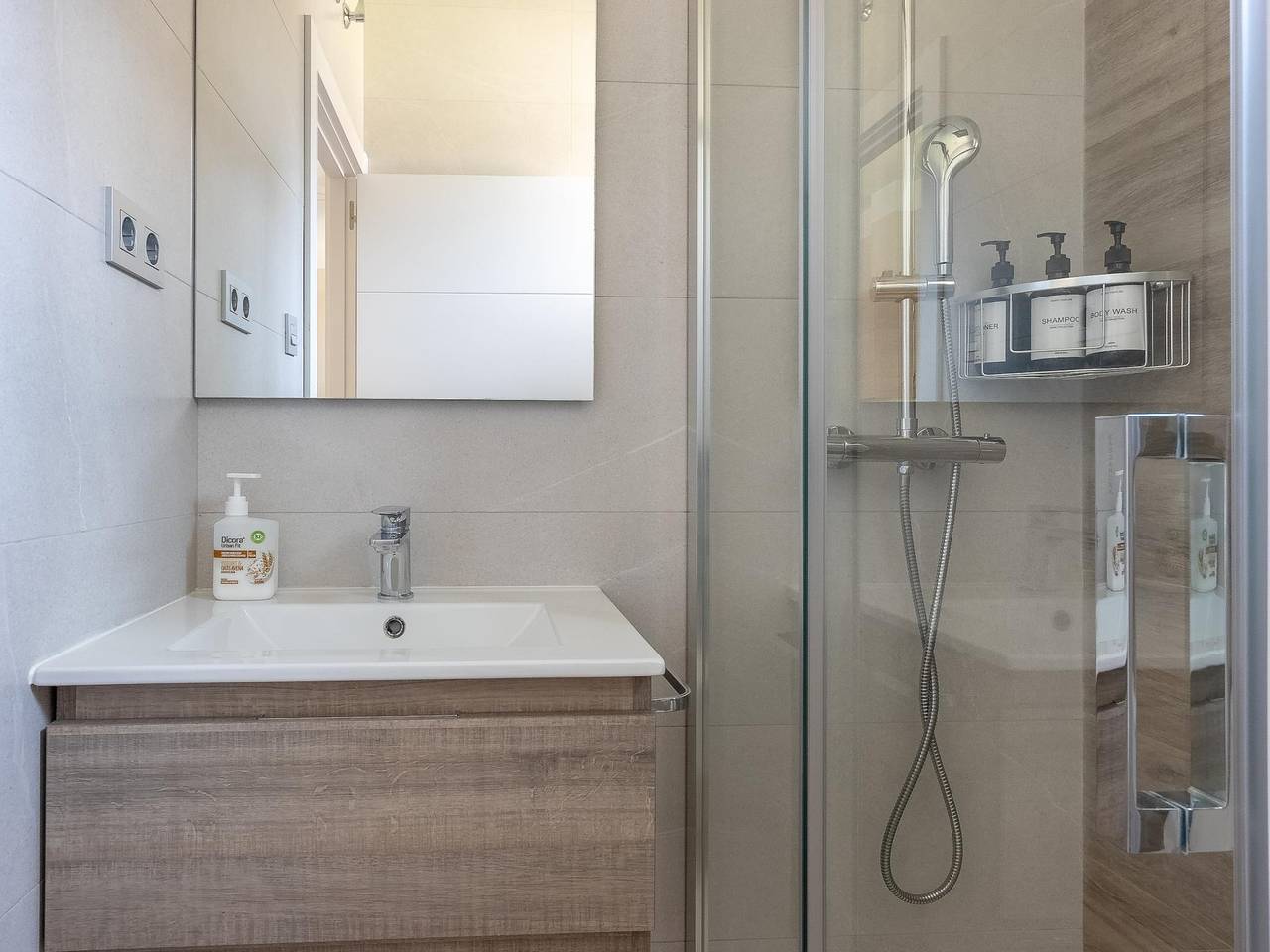 Entire holiday apartment, Hospital Cruces Metro Bec in Barakaldo, Bizkaia