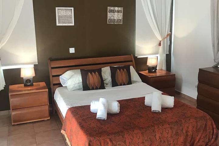 Villa Lesbo è una deliziosa e spaziosa villa con 2 camere da letto con piscina privata vicino alla spiaggia in Peyia, Sud di Cipro