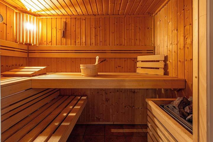 5 Sterne Ferienhaus mit Sauna & Whirlpool. Perfekt für die ganze Familie. in Bellin, Krakow am See