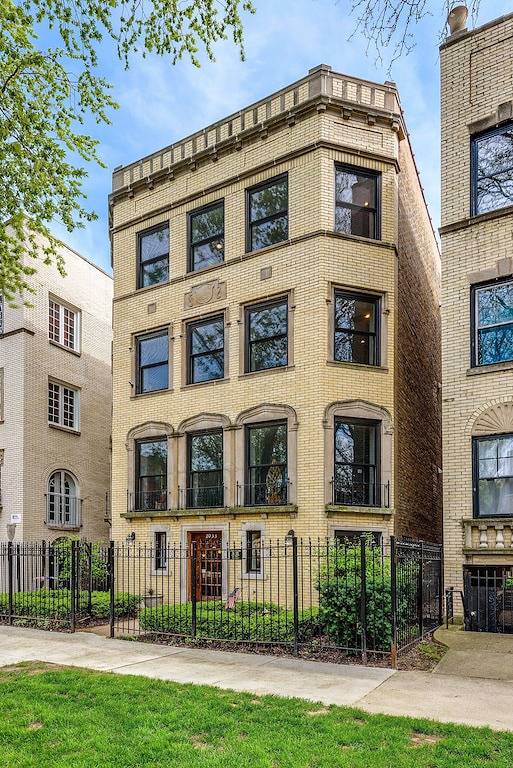 Ganze Wohnung, Eigentumswohnung mit Whirlpool-Badewanne, Terrasse und offenem Grundriss. Perfekt für Lrg Family in Chicago, Cook County