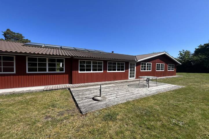 Ferieudlejning for 12 personer, med jacuzzi og have såvel som terrasse og sauna i Fårevejle