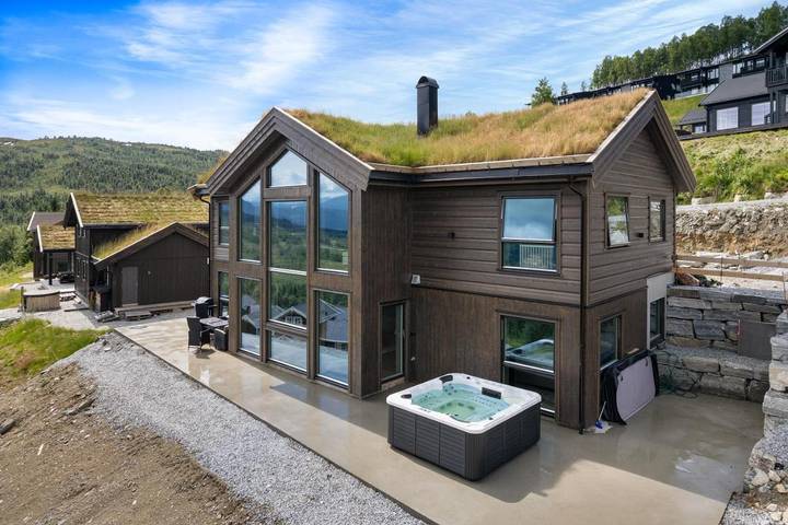 Villa for 13 personer, Jacuzzi og Terrasse i tillegg til Hage og Badebasseng i Sogndal 