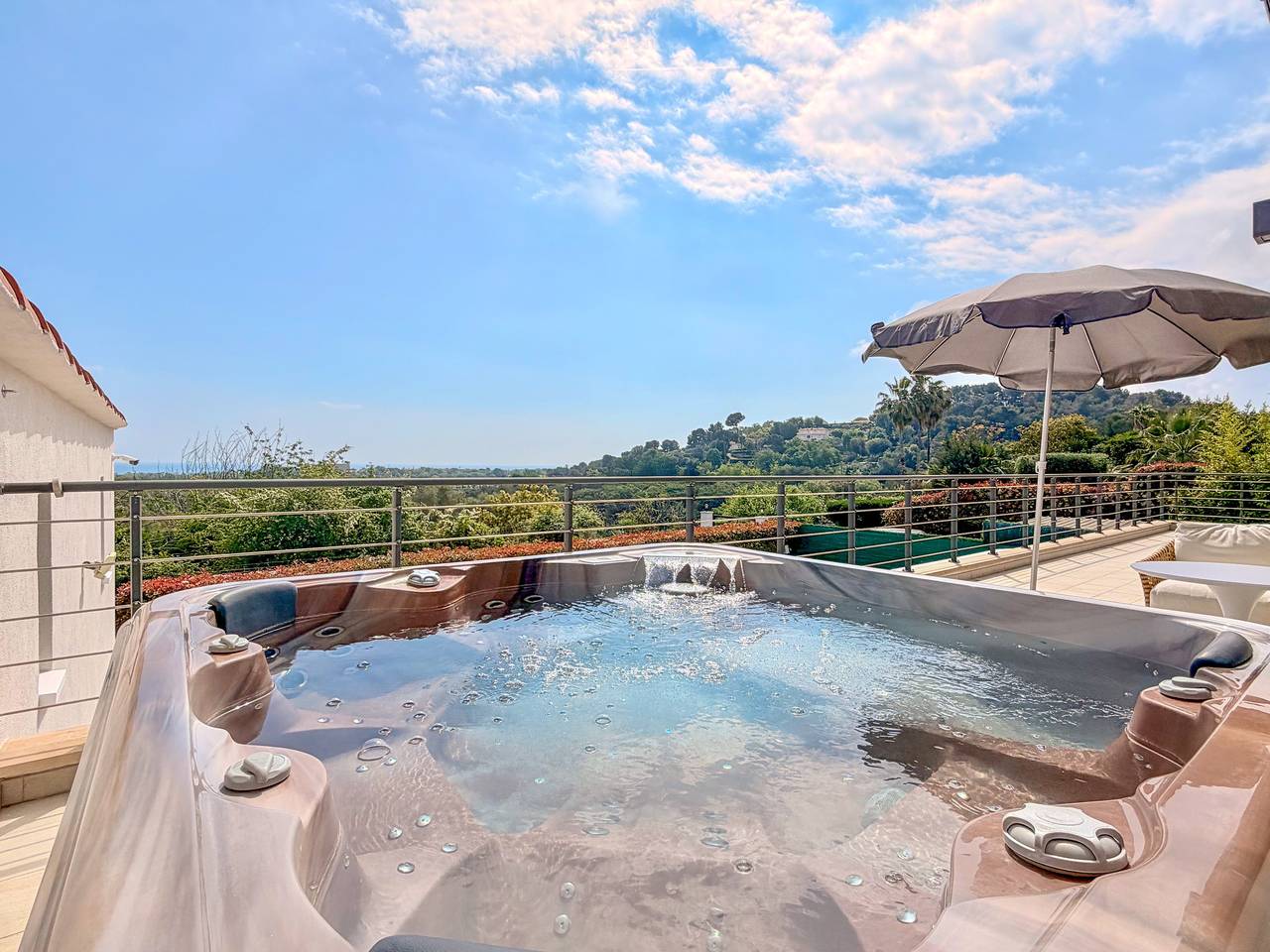 Villa Paisible avec Piscine, Jacuzzi & Gym in Antibes, Mittelmeerküste (Frankreich)
