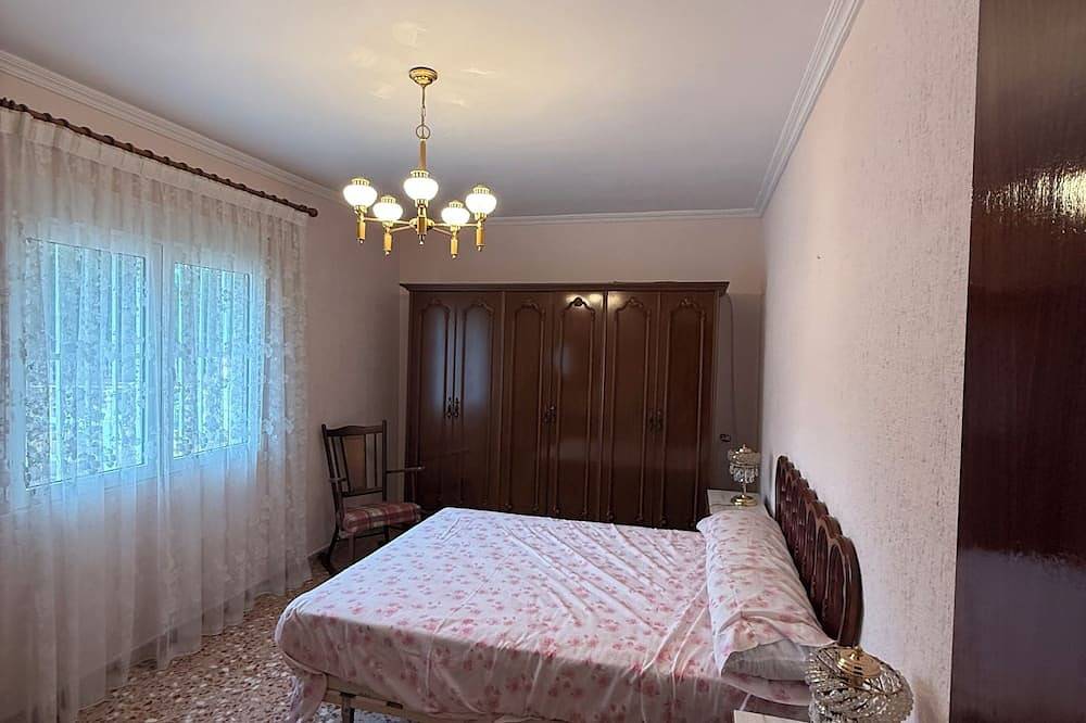 Chalet close to Alicante and the beach, with large terrace for groups in San Vicente del Raspeig, Costa Blanca