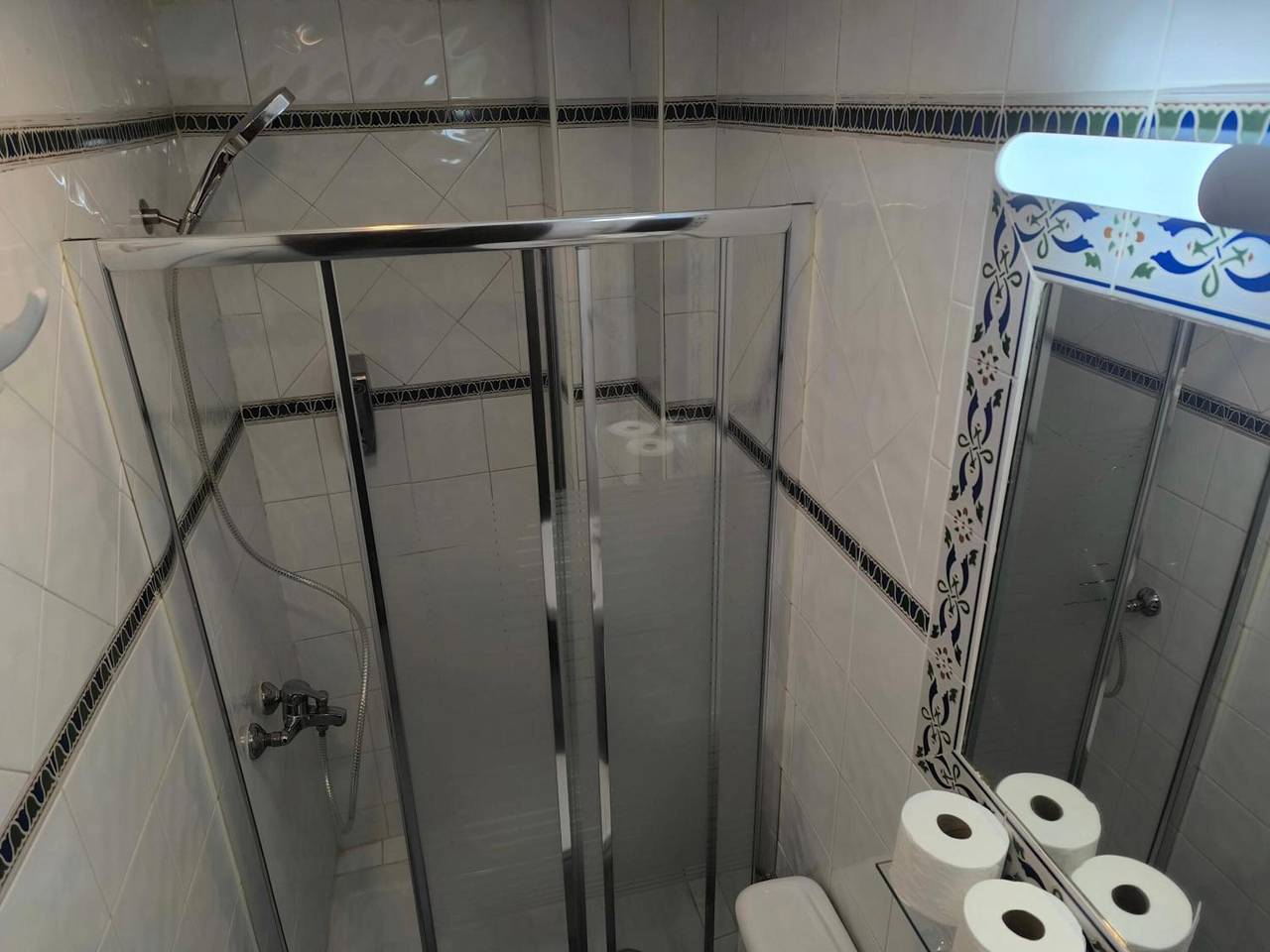 Room 'Habitación 207' with Wi-Fi and Air Conditioning in Granada, Granada Province