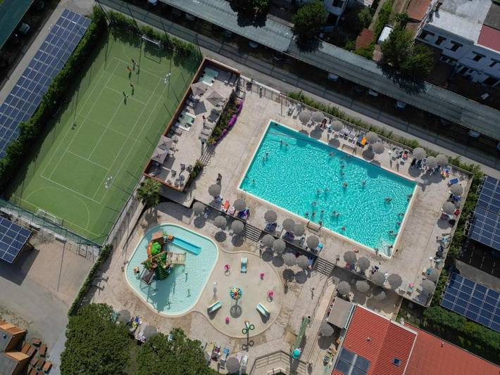 Resort per 4 persone, con Balcone e Idromassaggio nonché Terrazza e Giardino in Emilia Romagna