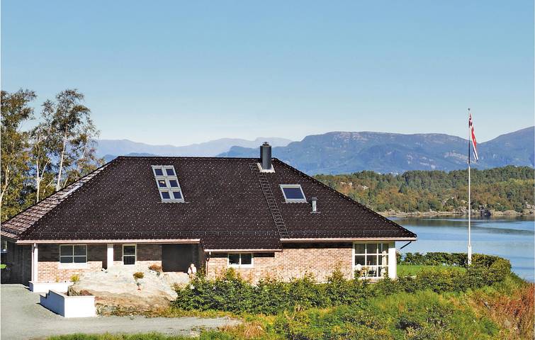 Ferienhaus für 8 Personen, mit Garten und Terrasse sowie Whirlpool auf Tysnes