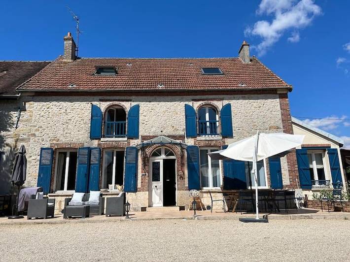 Location de vacances pour 9 personnes, avec Terrasse ainsi que Jardin et Piscine dans Soisy-Bouy