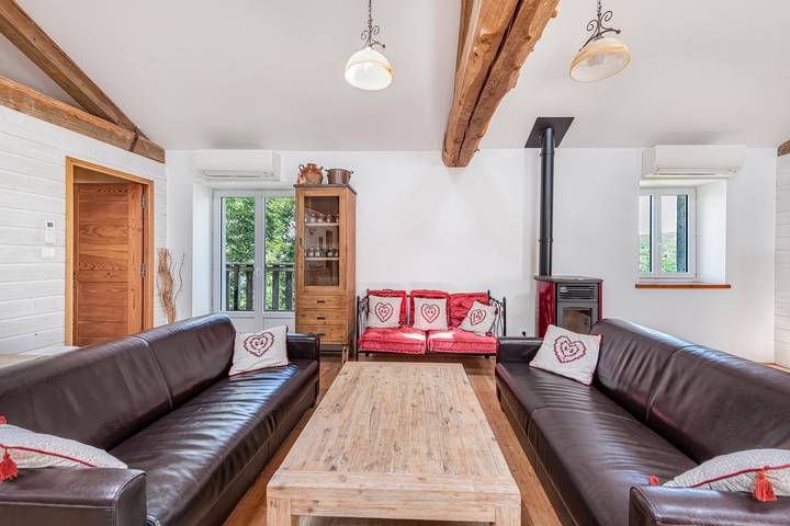 Agriturismo per 15 persone, con balcone e giardino, adatto a famiglie con bambini in Rodano