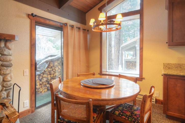 Vacation rental for 9 people, with sauna and pool as well as balcony and hot tub in Mammoth Lakes