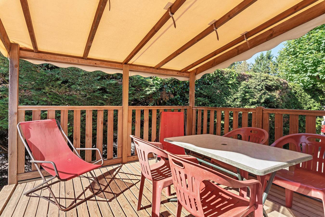 Caravan “Mobil Home Venus No. 22” with Shared Pool in Vaulnaveys-le-Bas, Isère