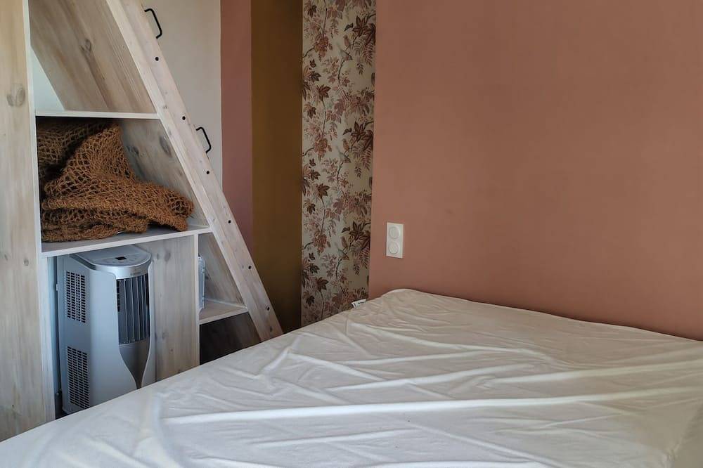 Entire apartment, 4-person gite in the center of one of France's most beautiful villages in Collonges-la-Rouge, Massif Central