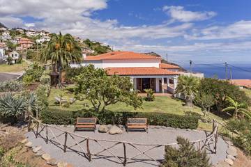 Location de vacances pour 6 personnes, avec jardin et balcon, adapté aux familles dans Arco da Calheta