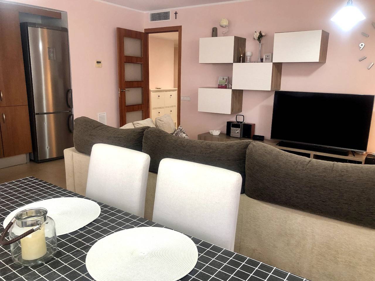 Entire apartment, Modern apartment in Calella for 4, Ac, Wi-Fi, parking, near beach in Calella, Costa del Maresme