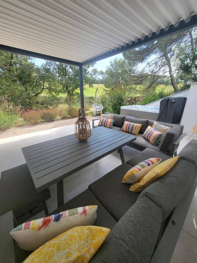 Location de vacances pour 2 personnes, avec piscine et terrasse ainsi que vue et jardin dans Golf de Barbaroux - 2