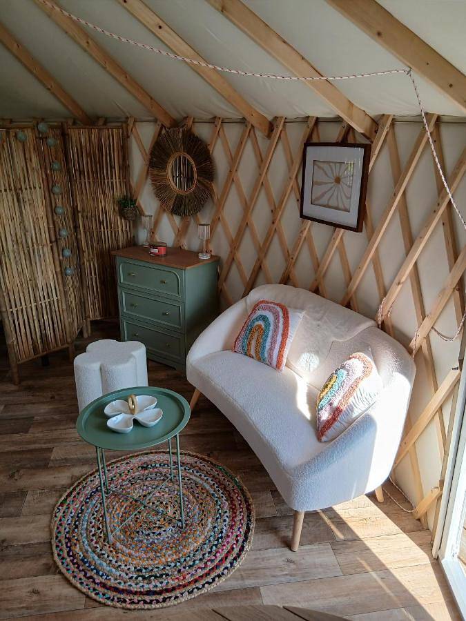 Gîte pour 3 personnes, avec terrasse et piscine à Clermont-Créans