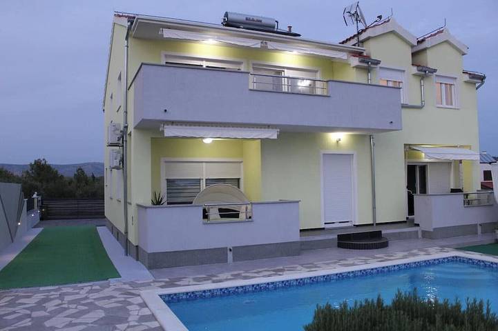 Villa pour 10 personnes, avec sauna et jardin, animaux acceptés à Brodarica