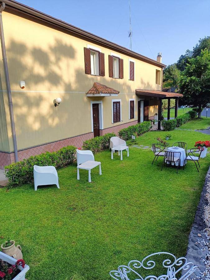 B&b per 7 persone, con Terrazza e Giardino nonché Panorama a Zafferana Etnea