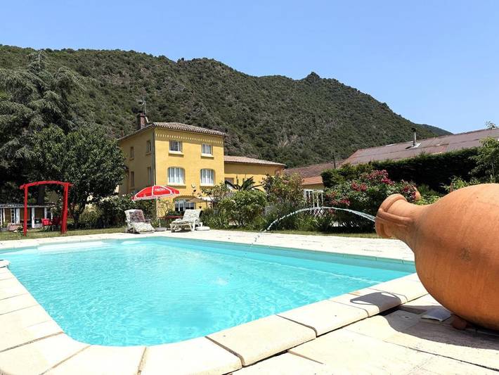 Hôtel pour 2 personnes, avec Terrasse et Jardin ainsi que Piscine et Vue à Belvianes-et-Cavirac
