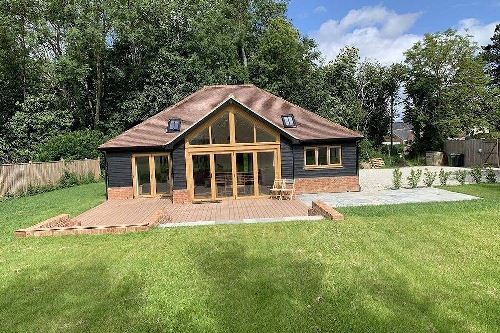 A modern luxury bungalow with an amazing hot tub located in a rural part of Kent in Greensands Ridge, East Sutton