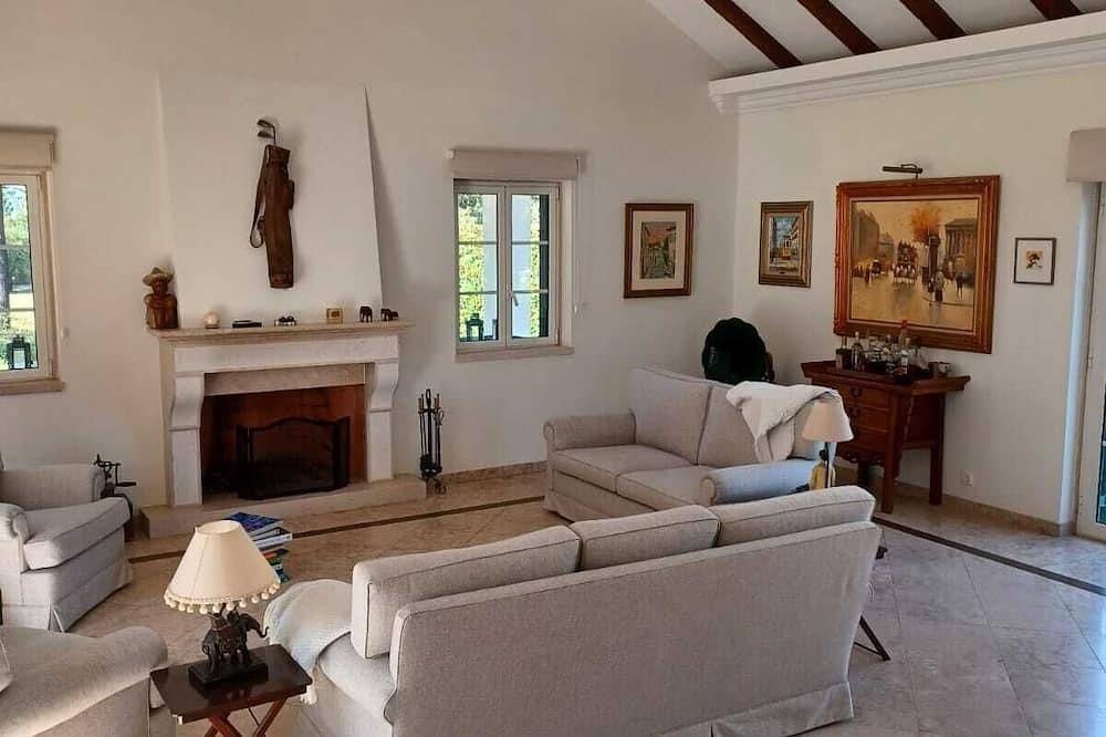 Cozy charming house with pool in a golf course 20 m from the beach, near Lisbon. in Quinta do Conde, Halbinsel von Setúbal
