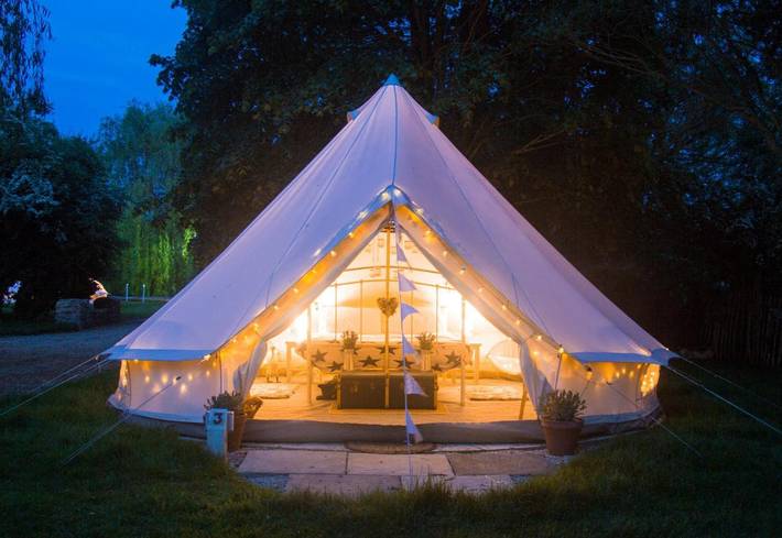 Glamping for 5 people, with view and garden in Oxfordshire