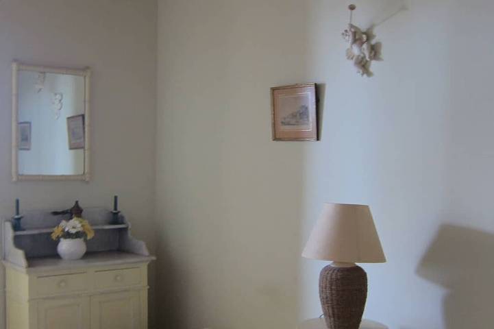 Entire apartment, Large apartment , 1st floor, small garden, beach at 150 m. splendid view in Bandol, Mediterranean Coast (France)