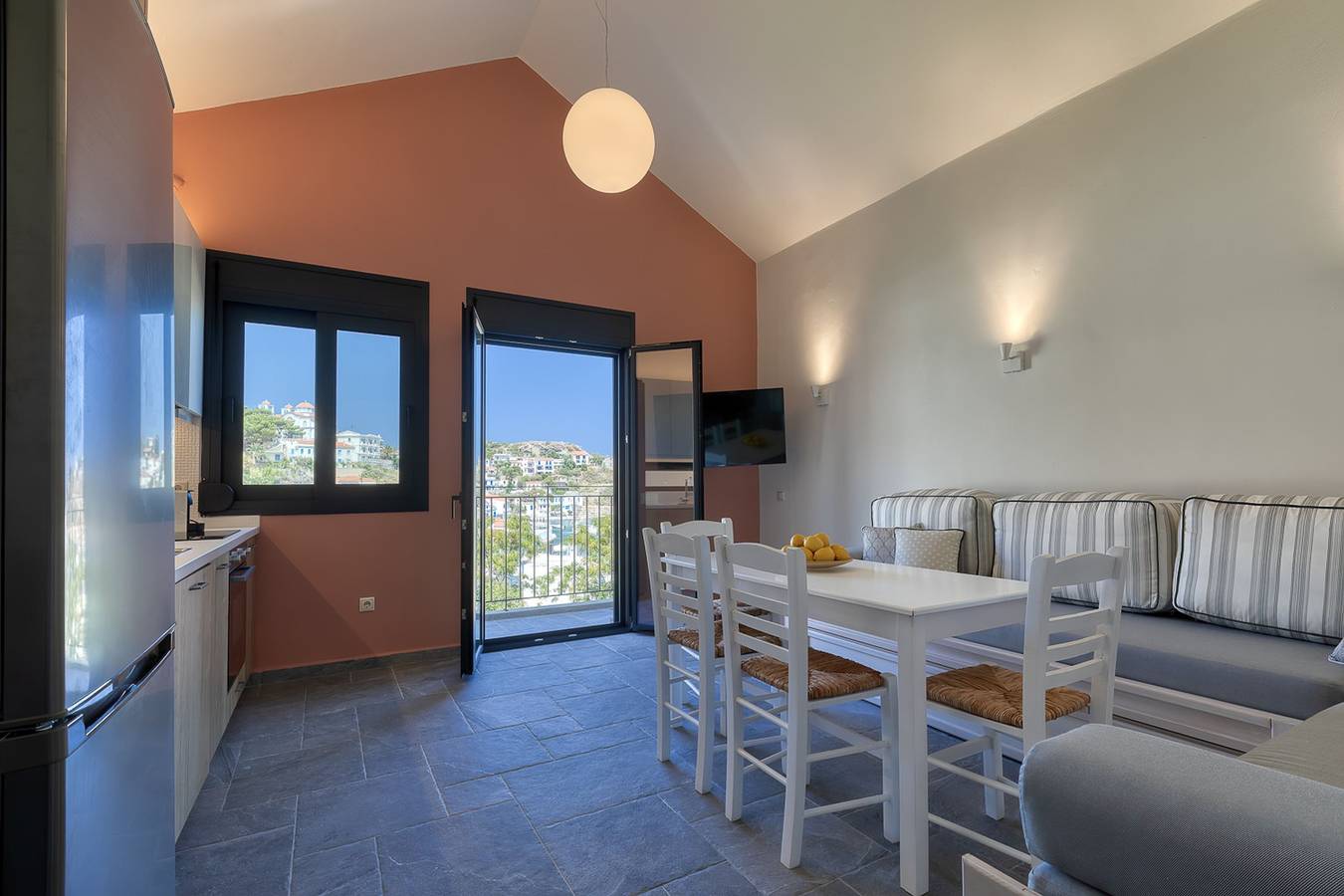 Ganze Wohnung, Ferienwohnung für 7 Personen mit Balkon in Ikaria