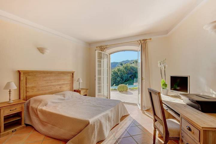 Location de vacances pour 10 personnes, avec terrasse ainsi que jardin et jacuzzi à Tanneron - 4